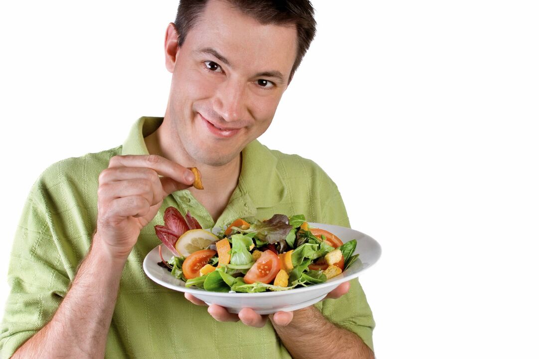 vyras valgo daržovių salotas dėl potencijos